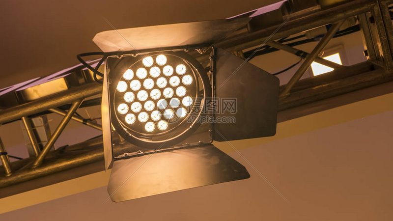 LED面板灯批发价差背后藏着哪些门道